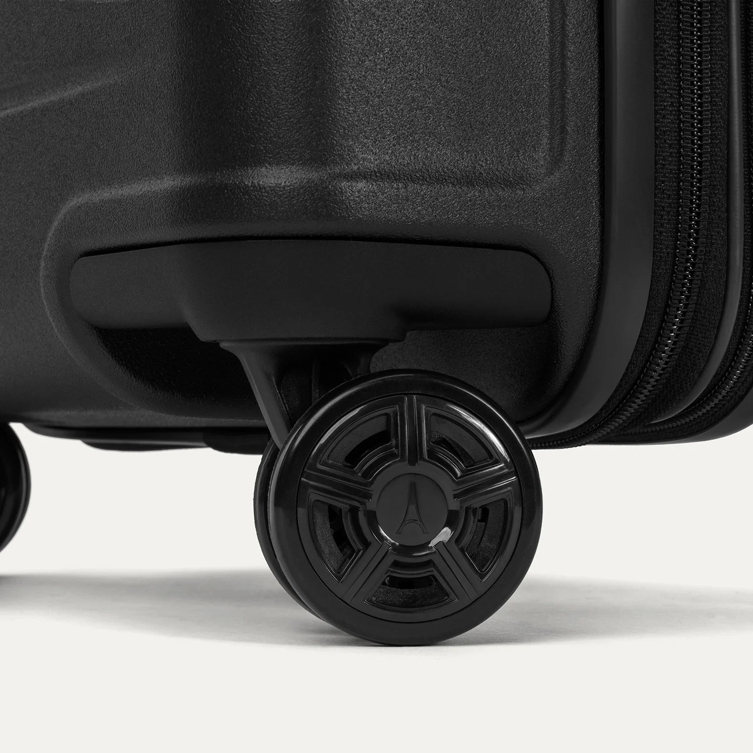 Platinum® Elite Medium Check-In Hardside Spinner - Image 13